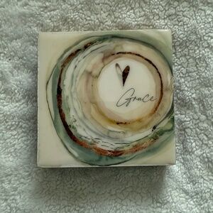 Grace bookshelf deco